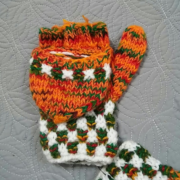 ***SOLD*** Alpaca Glittens - Picture 2 of 2